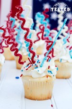 4th of July Sparkler Cupcakes - Need a quick and easy treat for 4th of July? Purchase store bought cupcakes and place DIY chocolate sparklers in them for a fun treat! #4th of July #Cupcakes #Chocolate